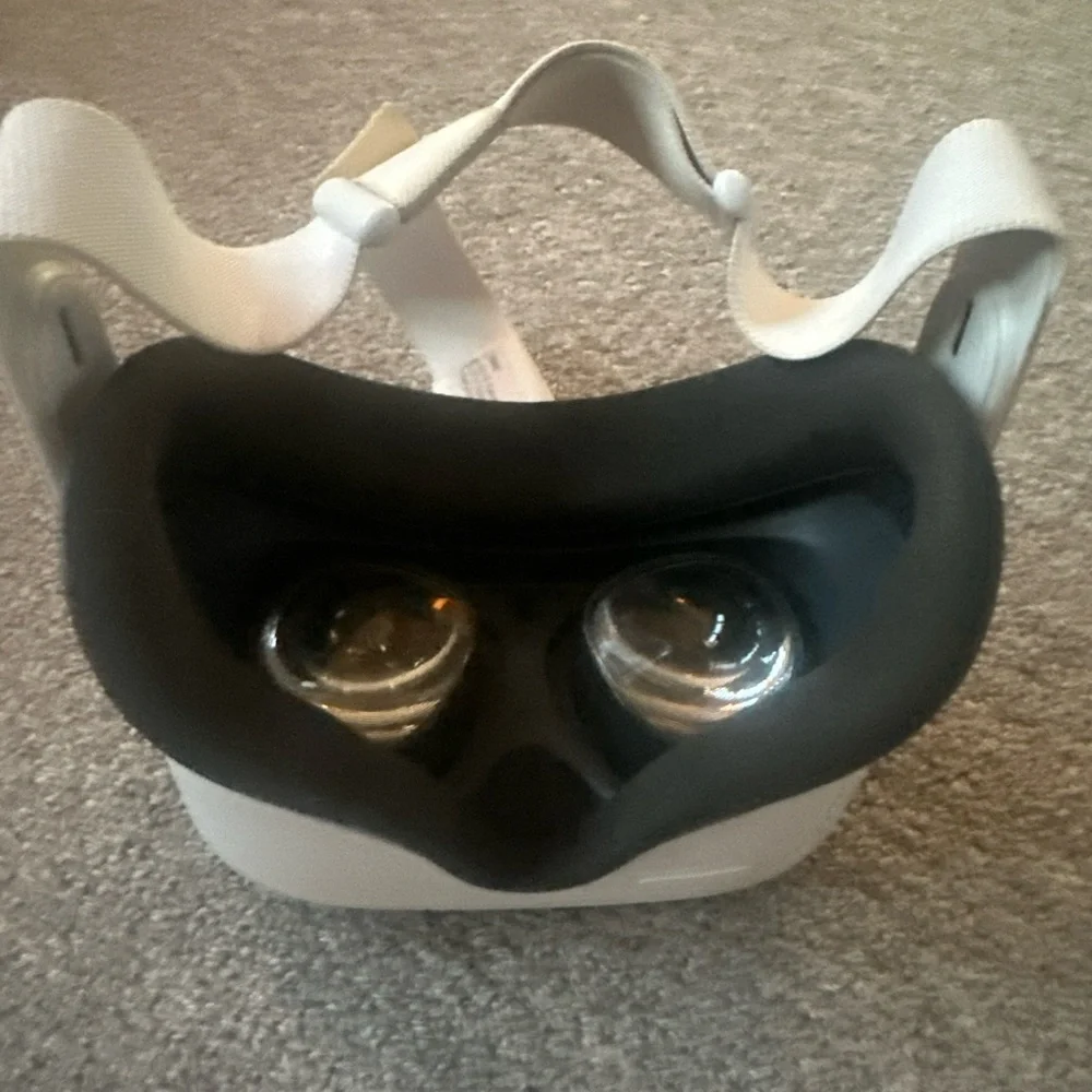 Oculus meta quest 2 VR Headset with controllers lightly used.
